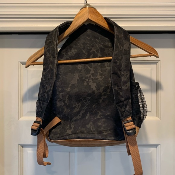 Backpack, 3 large sections w/ 2 side pockets - Picture 6 of 7